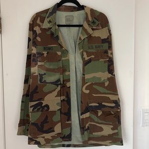 ♻️DONATED DEC. 2023♻️ 
Vintage Army Camouflage Camo Navy Jacket size L.